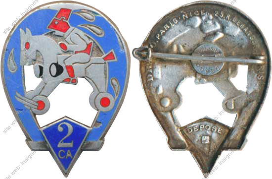 2° R.C.A, cheval à roulettes, rouge vif, boléro gravé, éclat d’émail