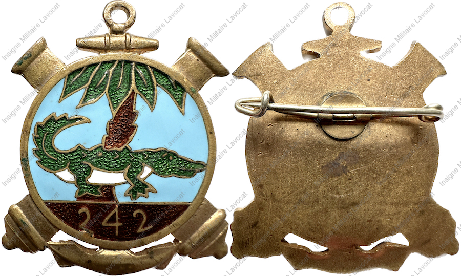 242° Régiment d’Artillerie Coloniale, tronc et sol marron, crocodile vert clair translucide
