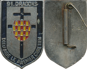 9° Régiment de Dragons, écu, métal épais peint, matriculé